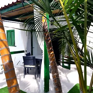 https://10-min-walk-from-the-best-beach.in-canary-islands.com